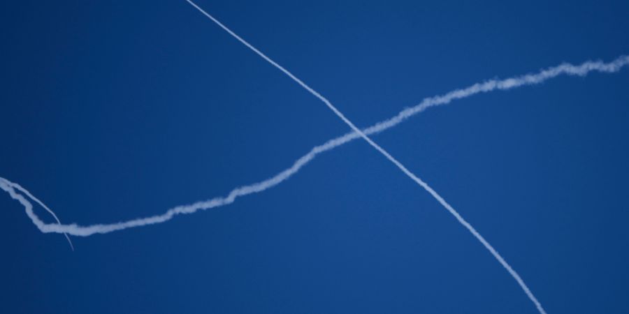 Israelisches Luftabwehrsystem feuert, um Raketen während eines iranischen Angriffs  abzufangen. Foto: Ohad Zwigenberg/AP/dpa