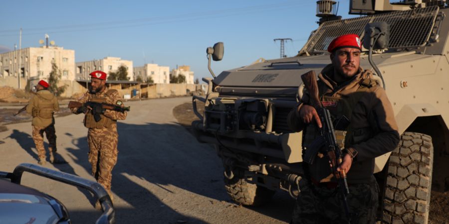 ARCHIV - Syrische Regierungstruppen stehen vor dem Al-Aktan-Gefängnis am Stadtrand von al-Rakka im Nordosten Syriens Wache. Foto: Omar Albam/AP/dpa