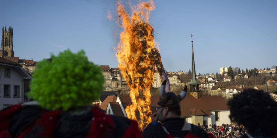An der Bolzen-Fasnacht in Freiburg wird der Rababou verbrannt, ein Symbol für den Winter und alles Schlechte des vergangenen Jahres. (Archivbild)