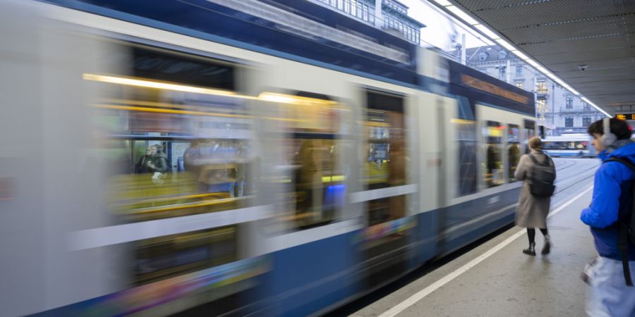 Gleich drei Unfälle ereigneten sich am Montagabend in kurzer Zeit auf dem Zürcher Tramnetz. (Symbolbild)