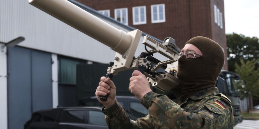 ARCHIV - Ein Bundeswehrsoldat präsentiert den Counter UAV Jammer HP 47 bei der Leistungsschau Drohnenabwehr am zweiten Tag der Großübung «Red Storm Bravo». Foto: Marcus Golejewski/dpa