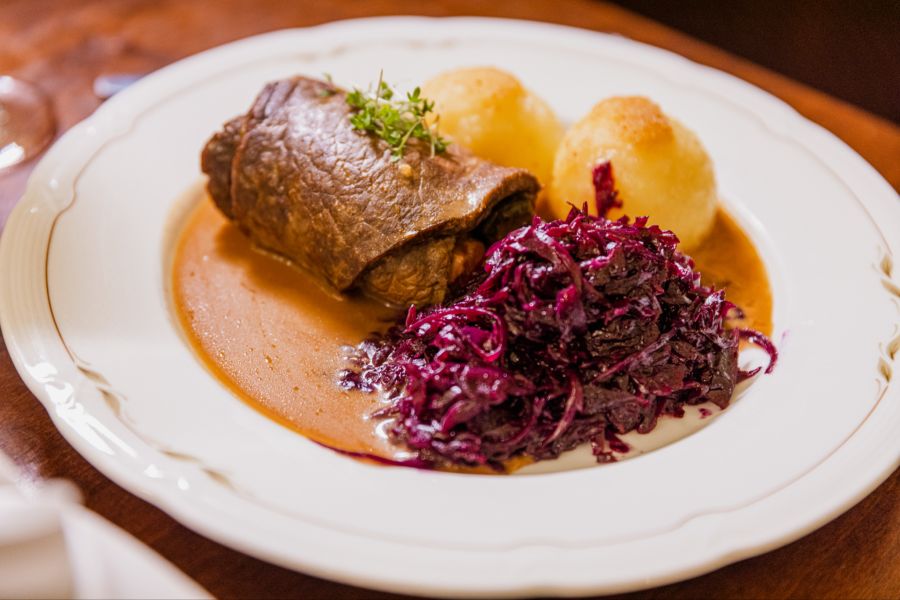 Eine sächsische Spezialität: Fleischvogel mit Rotchabis und Klössen.