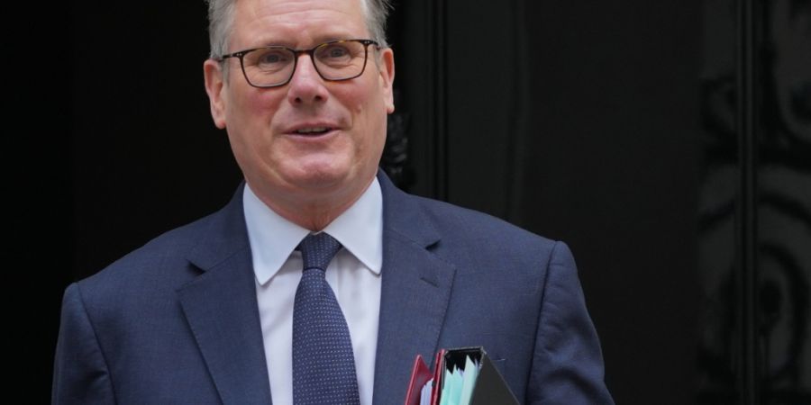Der britische Premierminister Keir Starmer verlässt Downing Street 10, um an der wöchentlichen Fragestunde des Premierministers im Parlament teilzunehmen. Foto: Kirsty Wigglesworth/AP/dpa