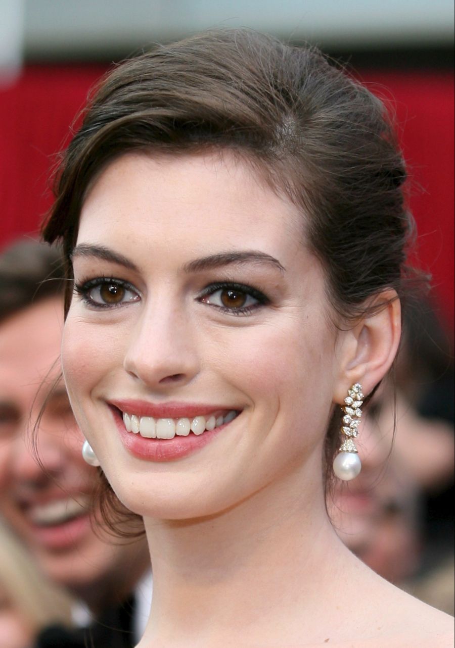 Aktuell sorgt Anne Hathaway für Staunen: Die heute 43-jährige sah an den Oscars 2026 fast genau gleich aus wie hier im Jahr 2007 mit 24 Jahren.