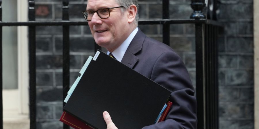 Der britische Premierminister Keir Starmer verlässt die Downing Street 10, um zur wöchentlichen Fragestunde des Premierministers ins Unterhaus zu gehen. Foto: Alastair Grant/AP/dpa