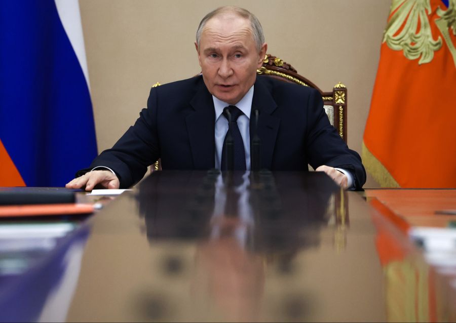 Putin hält an seinen Kriegszielen fest, während Selenskyj strengere Sanktionen fordert.