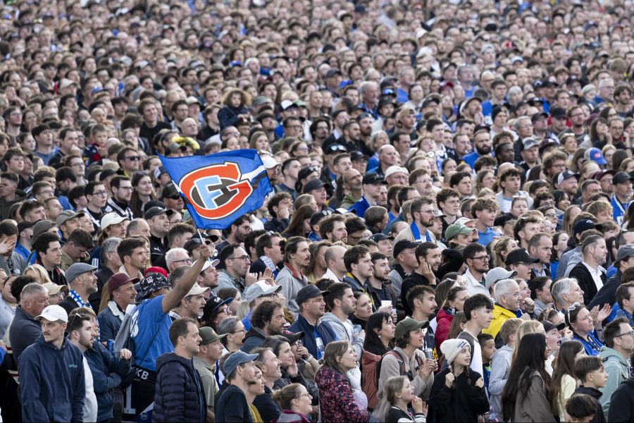 Die Fans der Fribourger fiebern mit ihrem Team mit.