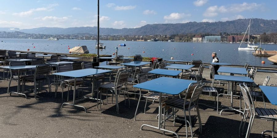 Diese Tische mit Blick auf den Uetliberg dürften bald alle besetzt sein. (Foto von Donnerstagmorgen)