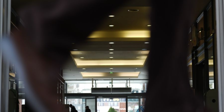 Passanten gehen durch die Einkaufspassage in Hamburg, wo ein Wolf am Montag eine Frau verletzt hat. Foto: Marcus Brandt/dpa