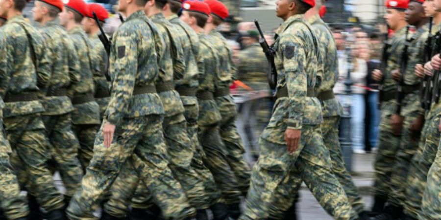 ARCHIV - Soldaten vom Österreichischen Bundesheer marschieren am Nationalfeiertag über den Heldenplatz in Wien. Foto: Max Slovencik/APA/dpa