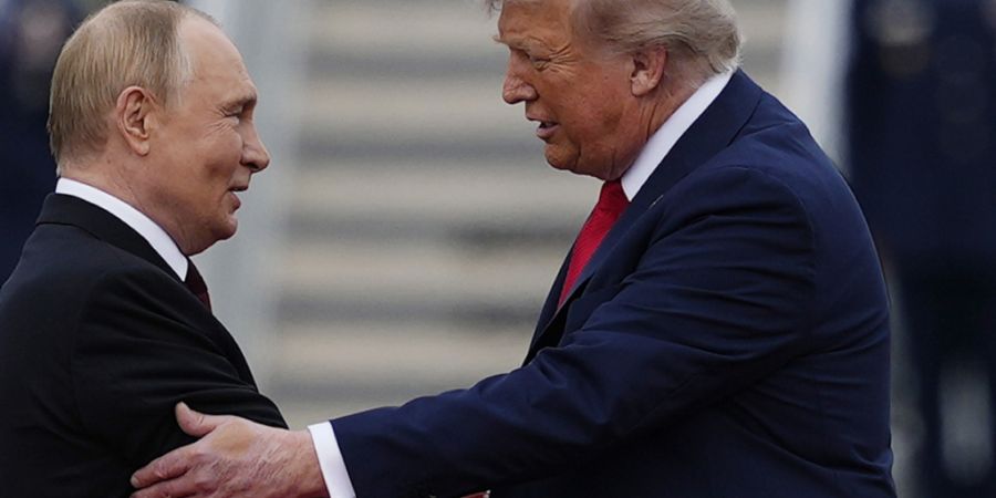 «Tyrannen»-Treffen in Alaska im August 2025 - mit den Worten der Generalsekretärin von Amnesty International. US-Präsident Donald Trump (rechts) begrüsst den russischen Autokraten Wl...