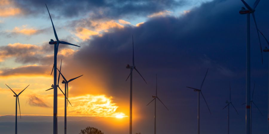 Wind und Sonne produzieren in der EU erstmals mehr Strom als alle fossilen Brennstoffe zusammen. Die Denkfabrik Ember sieht darin einen richtigen Weg, mahnt aber trotzdem. (Archivbild)