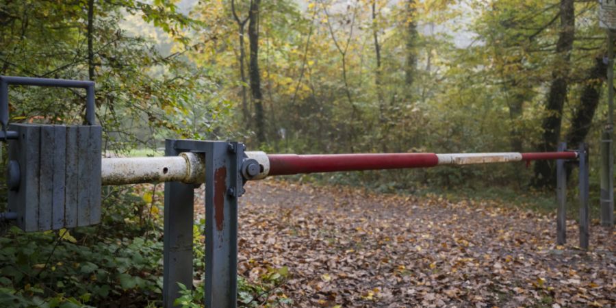 Ein Schlagbaum als Wegsperre an der Grenze zwischen den Gemeinden Bettingen (Schweiz) und Inzlingen (Deutschland). (Archivbild)