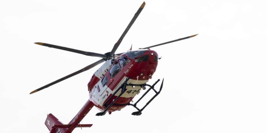 Ein Helikopter der Rega flog den Skifahrer in ein Spital. (Symbolbild)