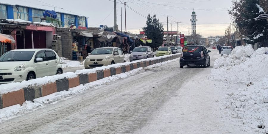Schnee bedeckt die Straßen der Stadt Ghazni, südwestlich von Kabul. Starke Schneefälle und Regenfälle in den vergangenen drei Tagen haben in ganz Afghanistan zahlreiche Menschen get...