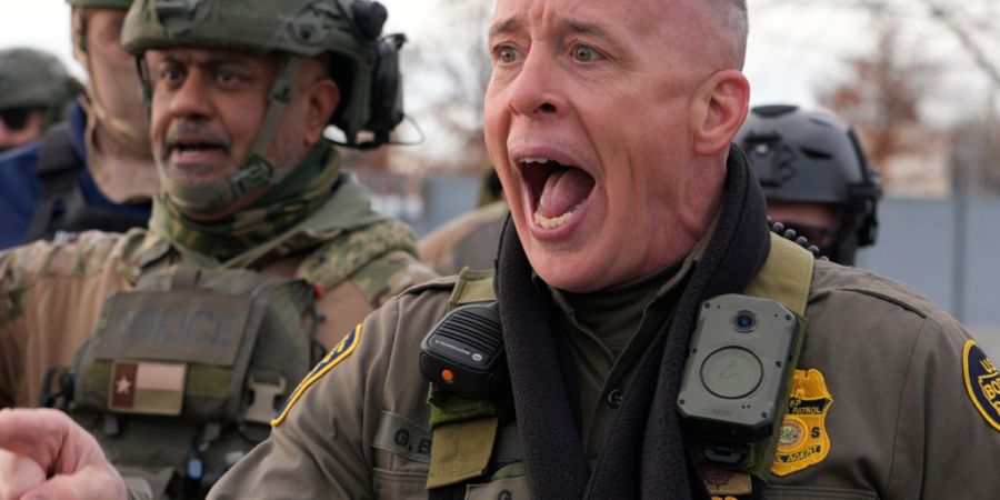 ARCHIV - US-Grenzschutz Commander Gregory Bovino schreit in Minneapolis Demonstranten an. Foto: Jen Golbeck/AP/dpa