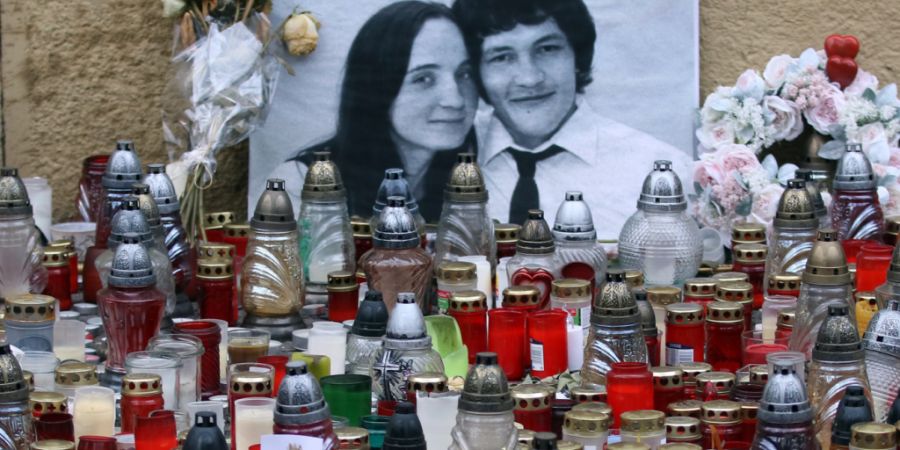 ARCHIV - Kerzen brennen vor einem Foto des ermordeten Enthüllungsjournalisten Jan Kuciak und seiner Verlobten Martina Kusnirova (Archivbild). Foto: Ronald Zak/AP/dpa