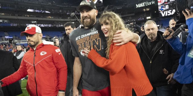 Taylor Swift kuschelt mit ihrem Freund Travis Kelce. taylor swift