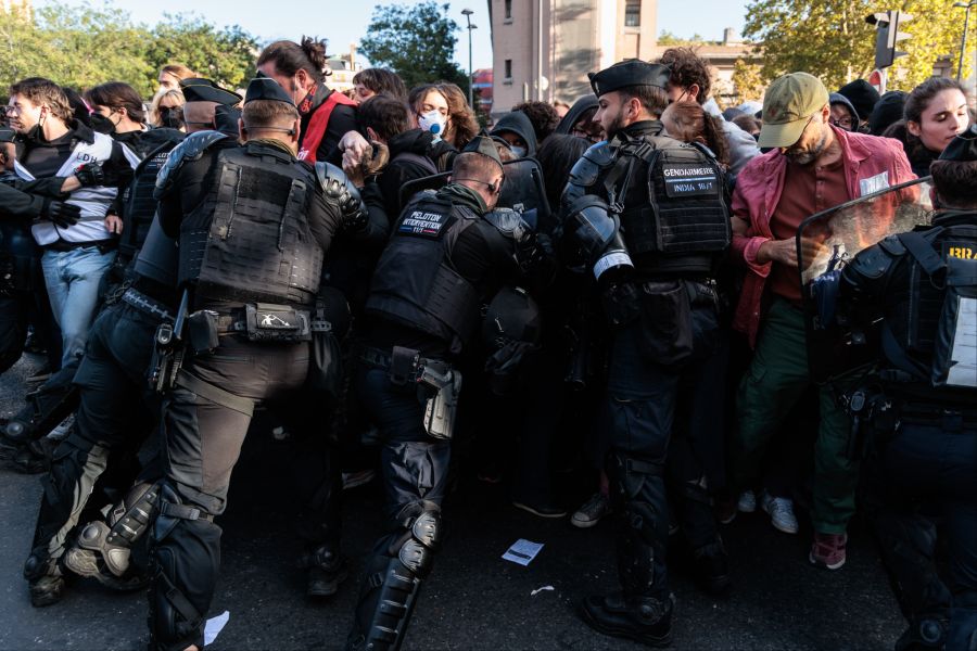 Dabei wurden bereits 215 mehrheitlich minderjährige Demonstrierende verletzt.