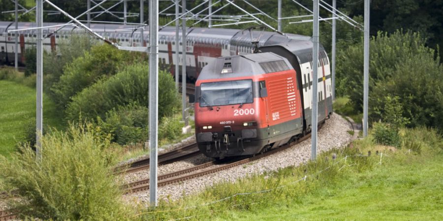 Die Ostschweizer Regierungen befürchten, beim Bahnausbau abgehängt zu werden. Im Bild zu sehen ist ein SBB-Zug in der Nähe von Flawil SG. (Archivbild)
