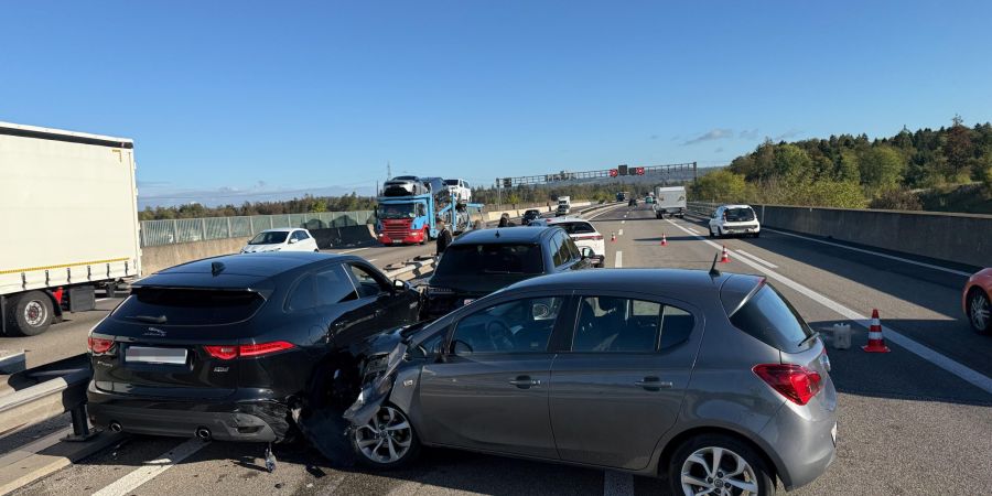 Bei Brunegg krachten kurz nach 9.30 Uhr ebenfalls drei Autos ineinander.
