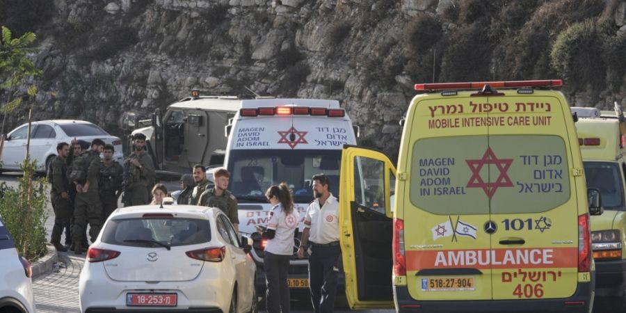 Israelische Soldaten und Rettungskräfte versammeln sich nach einem Schusswaffenangriff in der Nähe der Kreuzung Yehuda bei Hebron im besetzten Westjordanland um die Krankenwagen. Foto...