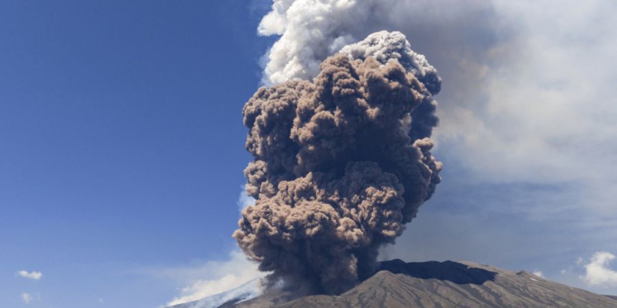 ARCHIV - Rauchschwaden steigen vom Vulkan Ätna auf. Der Ätna auf der italienischen Mittelmeerinsel Sizilien ist erneut ausgebrochen:.Der Ätna ist der aktivste Vulkan Europas. Foto: G...
