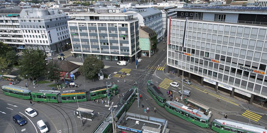 In beiden Basel gibt es Bemühungen, die Situation für Fahrgäste der Buslinien 80 und 81 am Basler Aeschenplatz zu verbessern. (Archivbild)