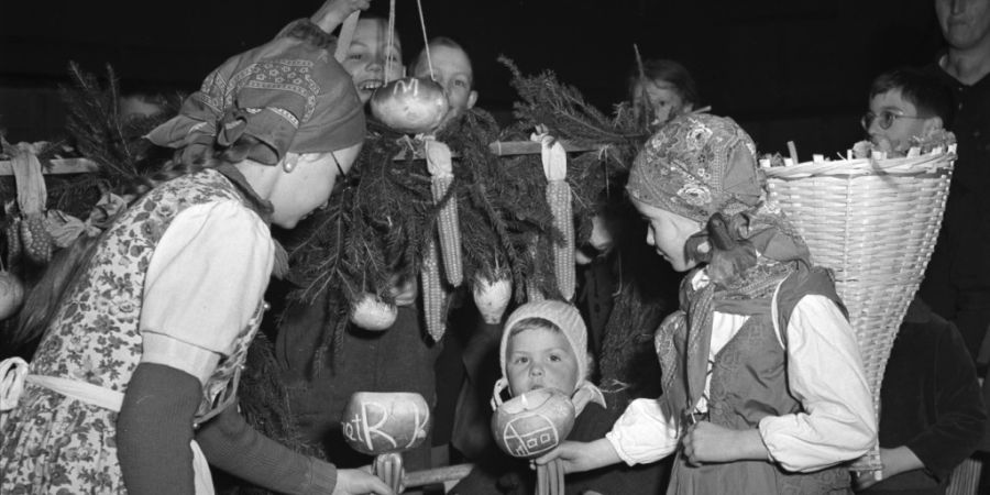 Den Brauch des Räbeliechtliumzugs liessen sich die Kinder in Zürich auch im November 1942 nicht nehmen. (Archivbild)