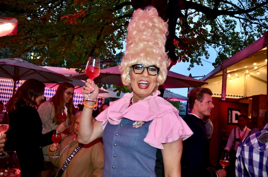 Dienstfrei und top gestylt: Thomas Geis von der Zürcher Stadtpolizei feiert stilecht als Dragqueen im Trachtenlook.