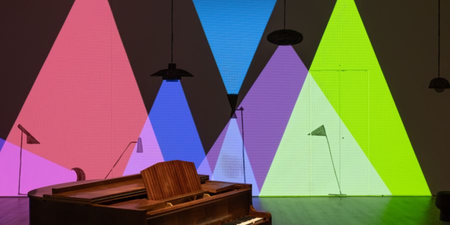 Farbe und Klang im Raum: Die Installationen «Lampiano» und «Lampinaio» von Zilla Leutenegger im Museum Tinguely Basel.