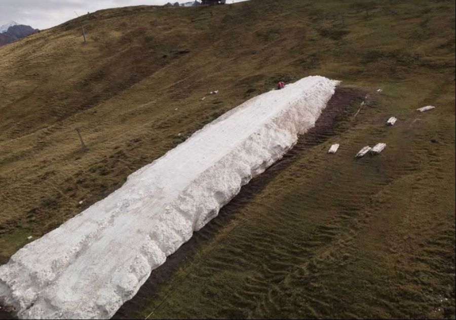 Beim Snowfarming wird Schnee aus dem vergangenen Winter gesammelt und über die warmen Monate hinweg für die nächste Saison konserviert.
