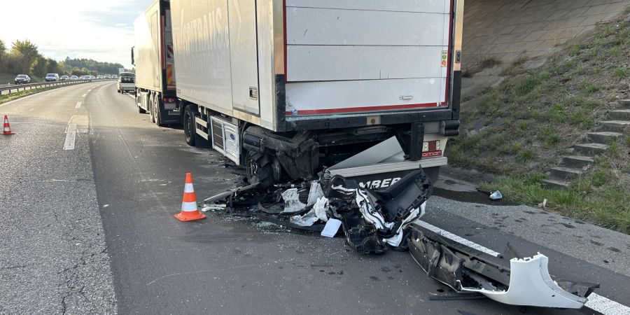 Ein weiteres Auto wurde durch herumfliegende Teile beschädigt.