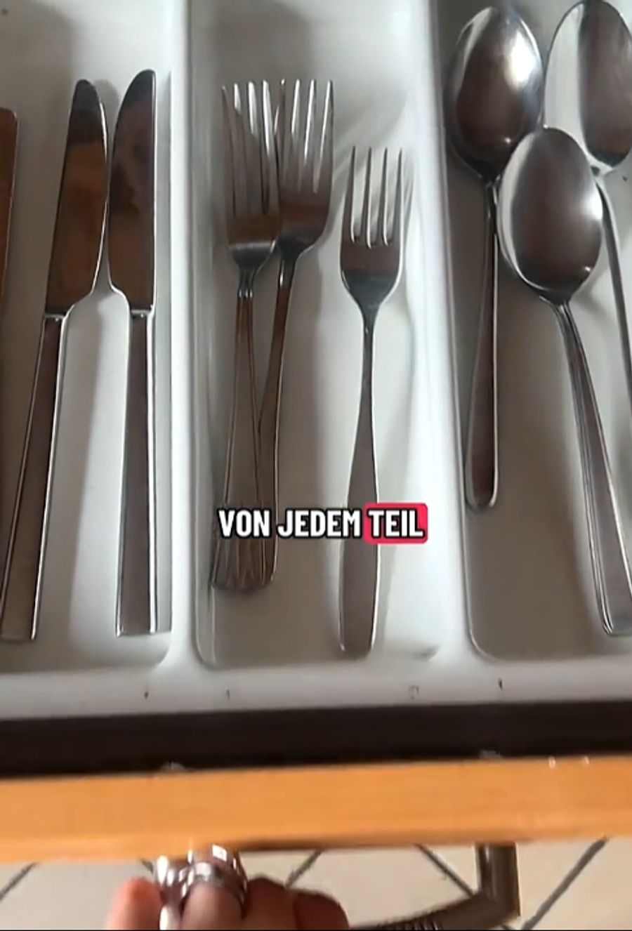 Jede Mitbewohnerin verfügt über genau ein eigenes Besteckset.