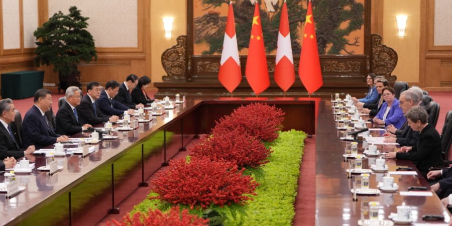 Die Schweiz und China vertiefen ihre Beziehungen weiter: Beim gemeinsamen Staatsbesuch in Peking unterzeichnete Bundespräsident Guy Parmelin eine Weiterentwicklung des gemeinsamen Frei...