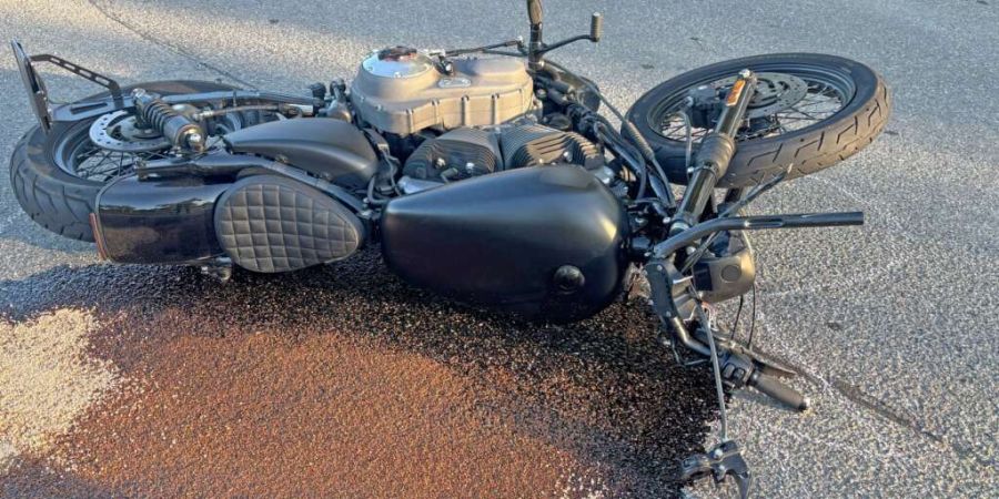 Der Töfffahrer kollidierte mit einem entgegenkommenden Auto, das links abbiegen wollte.
