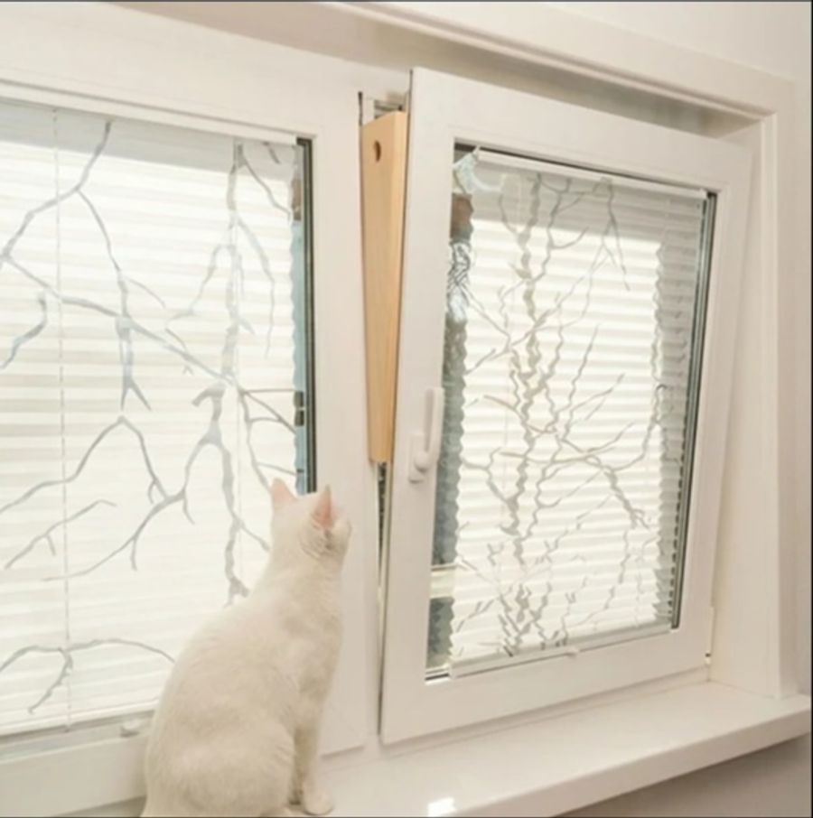 Wer nicht ohne geöffnete Kippfenster auskommt, kann auch einen Katzenklotz installieren.