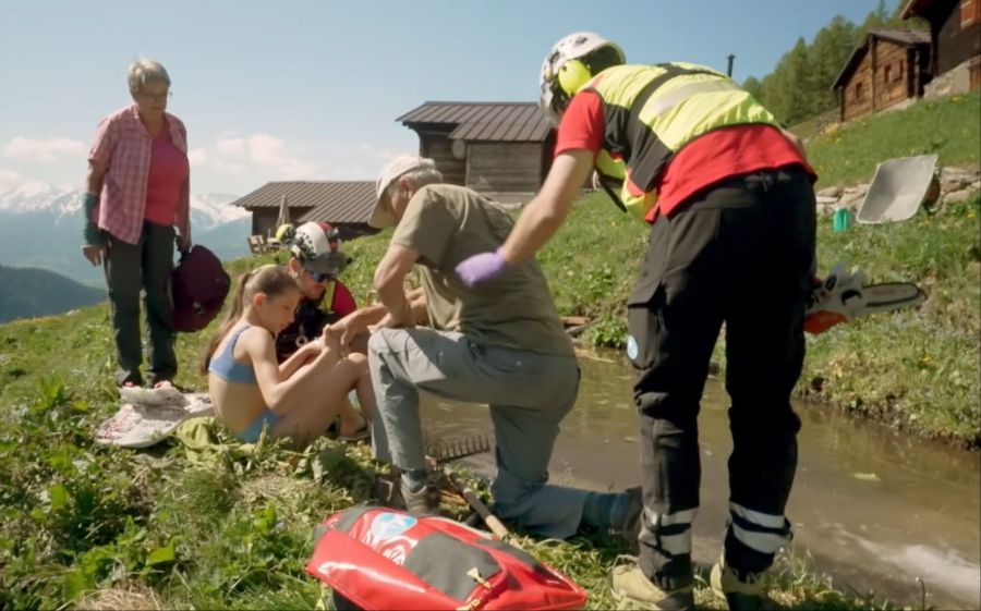 Auf den ersten Blick würde niemand denken, dass das Mädchen in einer heiklen und schmerzhaften Situation steckt.