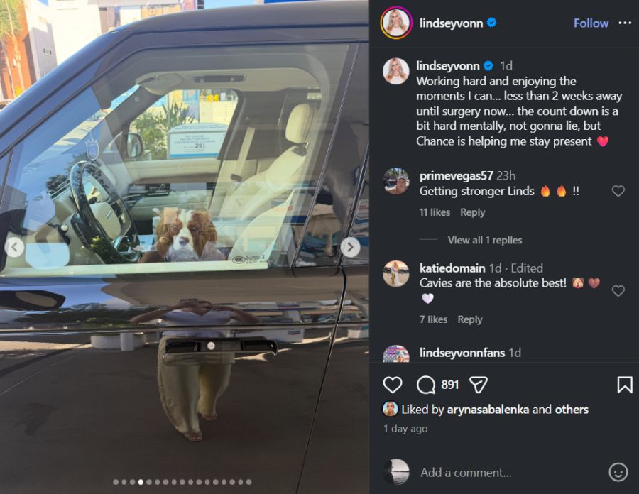 Chance ist auch im Auto dabei. Vonn fotografiert sich in der Fensterscheibe.