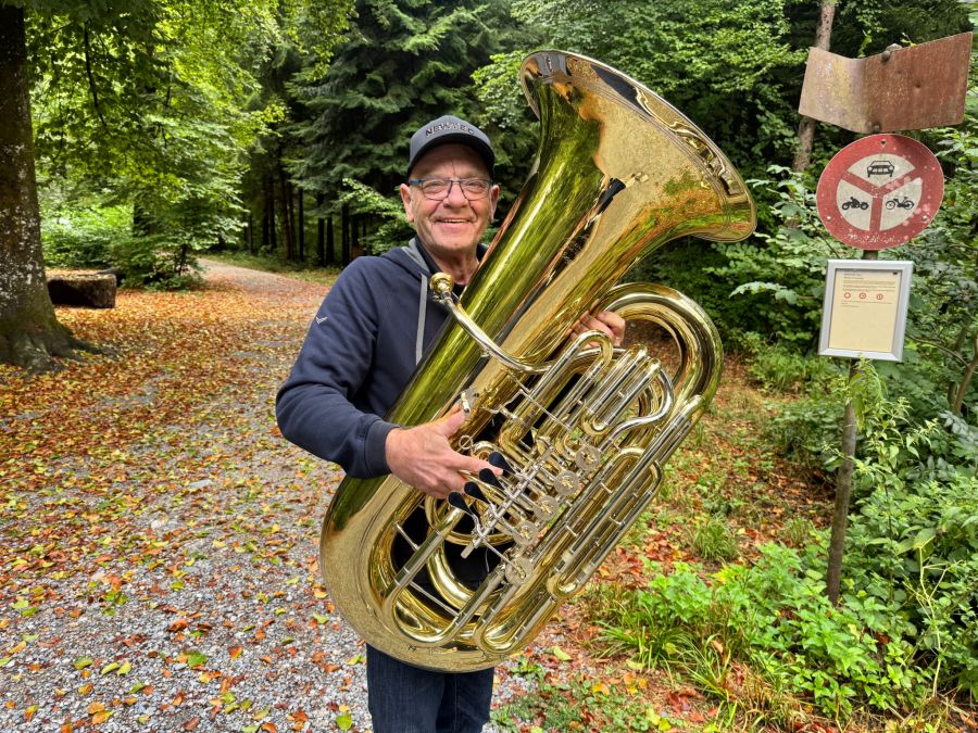 Bruno Puricelli muss (mit seiner Ersatztuba) im Wald üben.