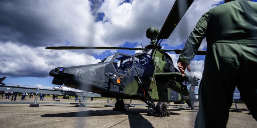 ARCHIV - Ein Bundeswehr Kampfhubschrauber Tiger wird auf dem Wiesbaden Army Airfield, in Wiesbaden-Erbenheim präsentiert. Foto: Andreas Arnold/dpa