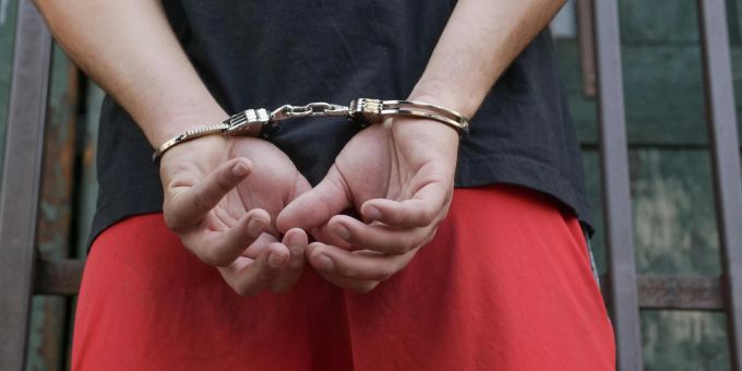 Der Täter konnte gefasst werden. (Symbolbild) Mann in Handschellen