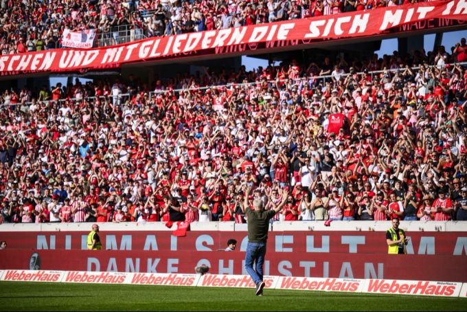 Standing Ovations für Christian Streich bei seinem letzten Heimspiel als Freiburg-Trainer. Christian Streich