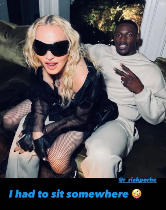 Madonna zeigt sich auf Boxer Richard Riakporhe. madonna