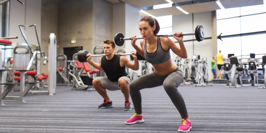 Mann und Frau im Gym.