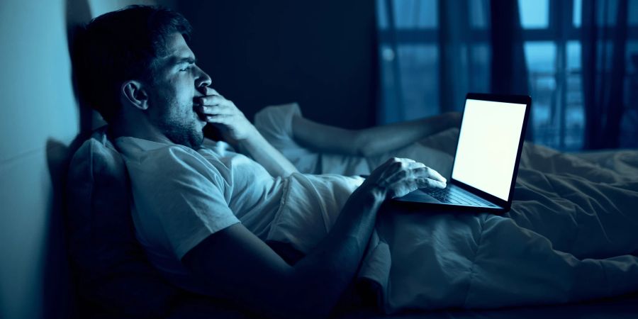Eine digitale Auszeit vor dem Schlafengehen verbessert unseren Schlaf erheblich.