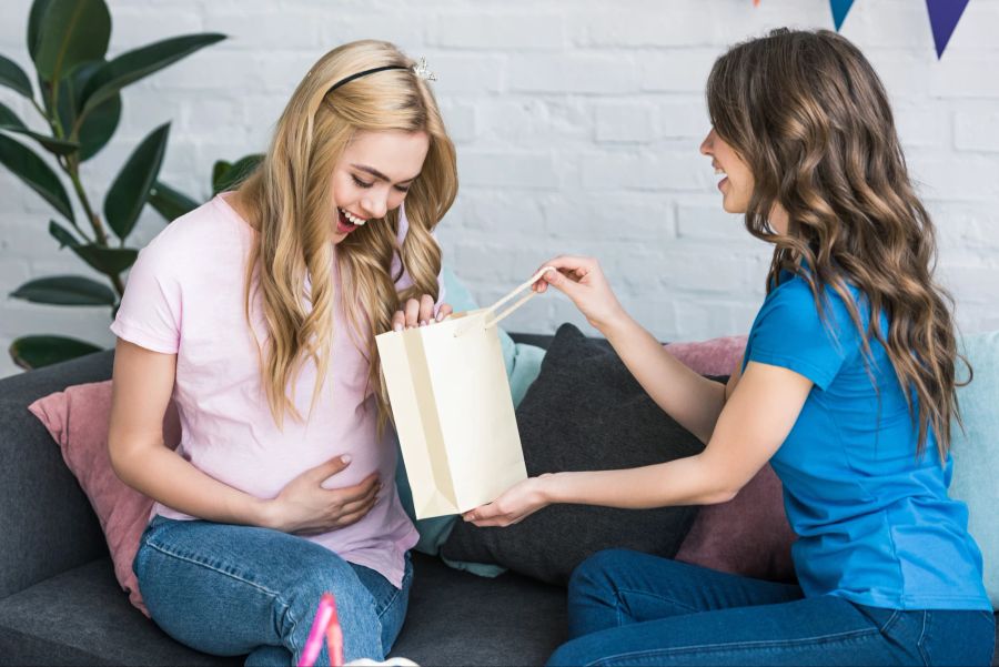 Schwangere bekommt Geschenk von Freundin