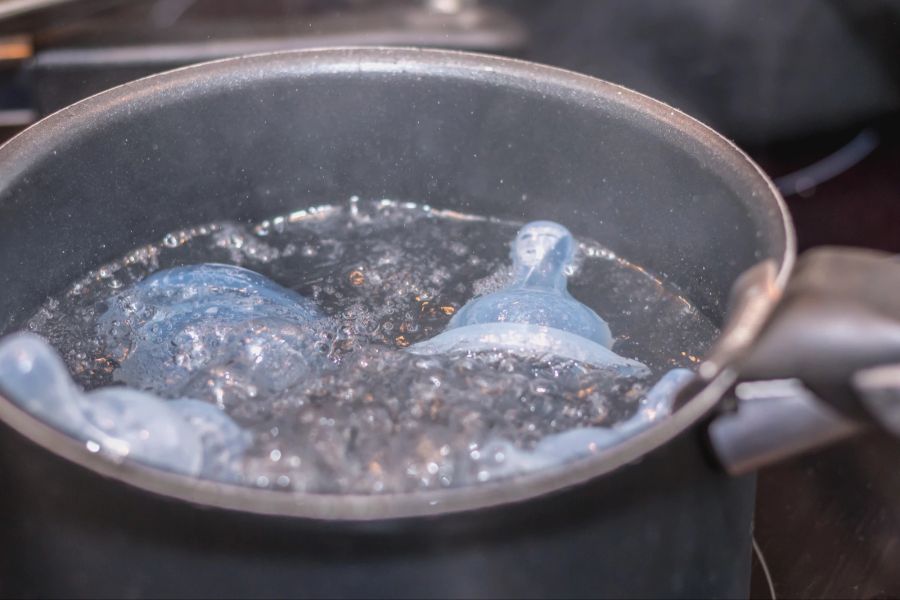 Babyflaschenaufsätze in kochendem Wasser