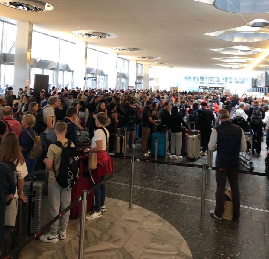 Foto von Sonntag, 7. Juli 2024: Viele Leute wollen schon Anfang Juli vom Flughafen Zürich aus verreisen.