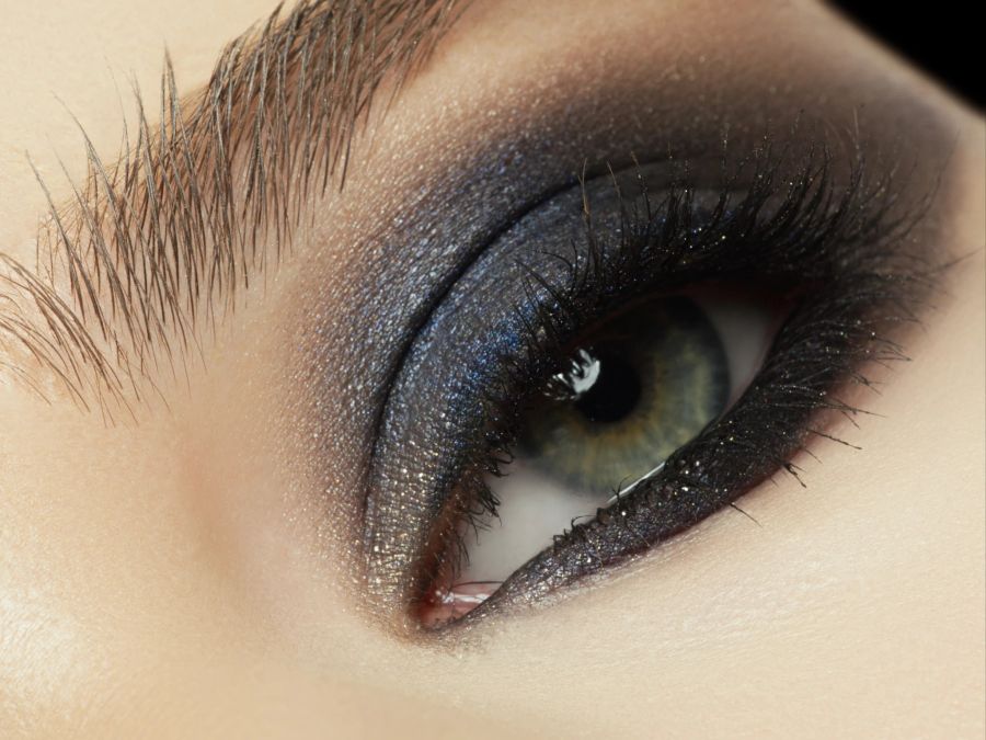 Geschminkte Smokey-Eyes.